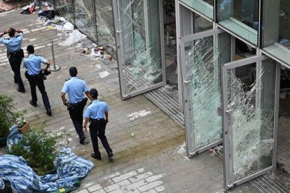 Policías patrullan ante el Parlamento de Hong Kong.-AFP / HECTOR RETAMAL