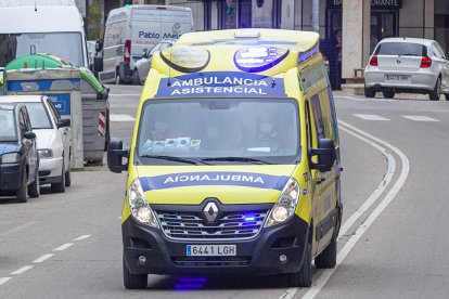 Ambulancia por las calles de Soria en una imagen de archivo.  MARIO TEJEDOR