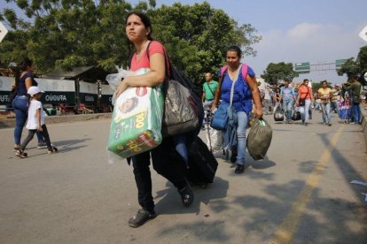 Una mujer vende medicamentos en el puente internacional Simon Bolivar  en la frontera entre Colombia y Venezuela.-EFE