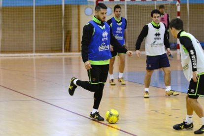 La plantilla numantina se entrenó ayer en el pabellón de Los Pajaritos debido a la nieve caída.-Álvaro Martínez