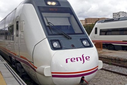 Un tren aguarda en el andén de la estación capitalina.-HDS