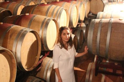 Martina Prieto entre las barricas de la nave subterránea de la bodega en bodega de La Seca-M.T.