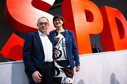 Saskia Esken (derecha) y Norbert Walter-Borjans, nuevos líderes del SPD.-EFE EPA / OMER MESSINGER