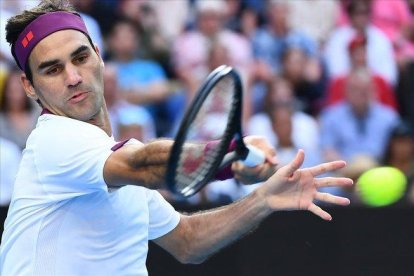 Rofer Federer devuelve un golpa en el partido ante Sandgren que le abrió paso a la semifinal.-WILLIAM WEST (AFP)