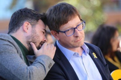 Gabriel Rufián y Carles Mundó en el mitin de ERC este sábado en Vilanova i la Geltrú (Barcelona).-DANNY CAMINAL