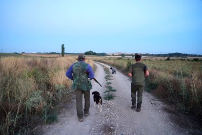 Dos cazadores son sus perros.-ICAL