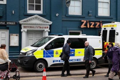 La policía acordona una calle cercana al centro comercial de Salisbury donde fue envenenado Skripal.-/ AFP / ADRIAN DENNIS