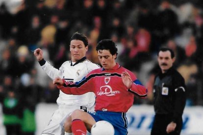 Castaño, en la imagen con el madridista Redondo, anotaba el gol de la última victoria soriana en El Sadar.-Archivo C.D. Numancia