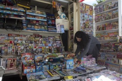 Trabajadora autónoma en un quiosco de la calle Marina, en Barcelona.-ALBERT BERTRAN (EL PERIÓDICO)