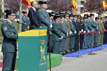 A la derecha Andrés Manuel Velarde, durante la toma de posesión, ante la mirada de Ruiz Medrano y José Manuel Díez Cubelos en la tarima. / VALENTíN GUISANDE-