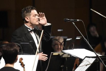 Santiago Auserón, con la banda municipal del Grec-E.MORENO ESQUIBEL