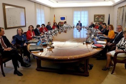 Pedro Sanchez preside uno de los últimos Consejo de Ministros del año que ha terminado.-JOSÉ LUIS ROCA