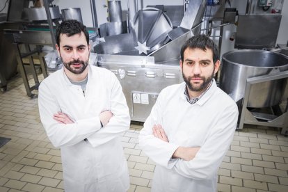 Daniel Zamora y Francisco Pérez, responsables de Aperitivos Añavieja que han innovado con sus productos. | GONZALO MONTESEGURO