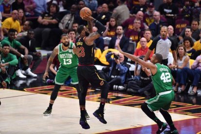 Lebron James, en racha, frente a los Celtics.-JAMIE SABAU (AFP)