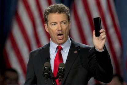 Rand Paul muestra un teléfono móbil para protestar contra el espionaje de la NSA a los ciudadanos estadounidenses.-Foto: AP