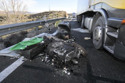 Restos del impacto en la calzada.-Valentín Guisande