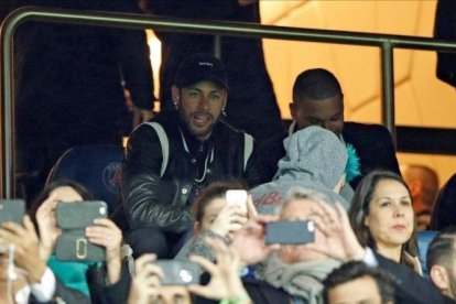 Neymar viendo el partido del PSG - Manchester United desde la grada.-EL PERIÓDICO