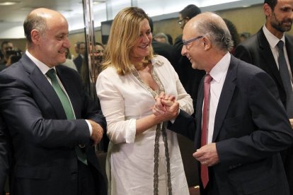 La consejera de Economía y Hacienda, Pilar del Olmo, saluda al ministro de Hacienda y Administraciones Públicas, Cristóbal Montoro al comienzo de la reunión del Consejo de Política Fiscal y Financiera-Ical