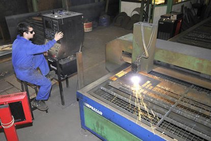 Un trabajador en una fábrica. / V.G.-