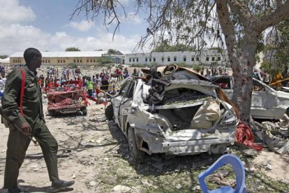 A Somali police officer says a number of people are wounded after a suicide bomber detonated an explosives-laden vehicle at a checkpoint outside the headquarters after being stopped by security forces.-AP