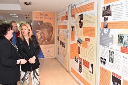 La Biblioteca de Soria durante la visita de Yolanda de Gregorio y Carlos de la Casa a la exposición sobre Luis García Berlanga. HDS