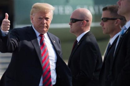 Donald Trump antes de tomar el Air Force One.-AFP / SAUL LOEB