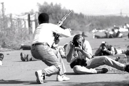 Fotograma del impactante vídeo de presentación para la próxima visita del fotoperiodista James Nachtwey.-