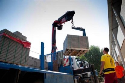 Obras de retirada de amianto en una escuela.-NURIA PUENTES