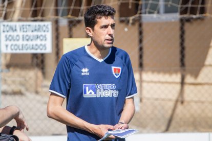 Ayuso en su primer entrenamiento al frente del Numancia este martes. GONZALO MONTESEGURO