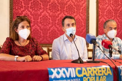 Ascensión Frías, madre de Nacho Barranco, Miguel García, presidente del Puente del Canto, y el atleta Jesús Martínez durante la presentación. GONZALO MONTESEGURO