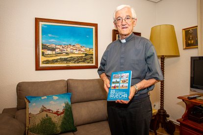 David Gonzalo con un cuadro de Iruecha y el libro que ha escrito.-MARIO TEJEDOR