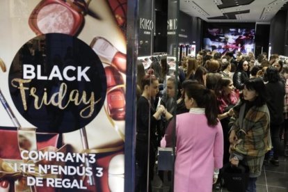 Compras en el Black Friday del 2016.-/ FERRAN NADEU