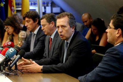 El abogado Javier Cremades, secretario general de AEMEC, explica las acciones legales de los pequeños inversores del Banco Popular.-JUAN MANUEL PRATS