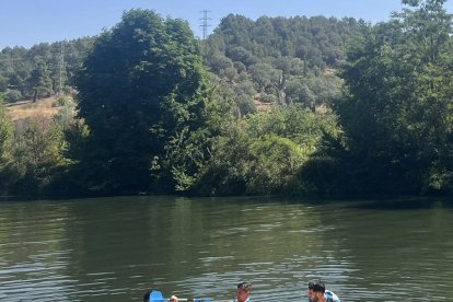 La plantilla numantina y el cuerpo técnico cambió el césped por las aguas del Duero y el balón por las piraguas en una sesión habitual cada verano en las pretemporadas. Una actividad veraniega que sirvió de recuperación del partido ante el Racing de Santander jugado en la tarde del miércoles.