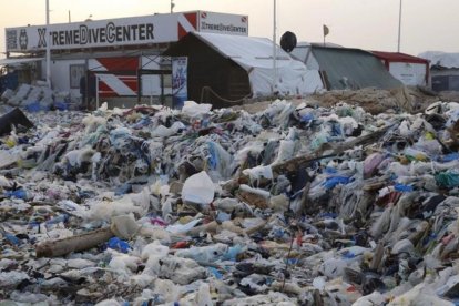 Aspecto de la playa llena de basura de la localidad costera de Zouq Mosbeh, al norte de Beirut.-/ AP / HUSSEIN MALLA