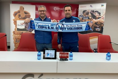 Cabrerizo y Toribio en la presentación de la bfanda conmemorativa de la Copa del Rey. HDS