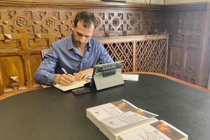 Enrique Rubio, diputado de Cultura con una de las publicaciones. HDS