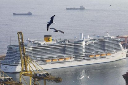 Crucero en el puerto de Barcelona.-ROBERT RAMOS