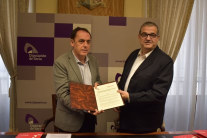 Benito Serrano, presidente de Diputación, Benito Serrano, y Alberto Santamaría, presidente de la Cámara de Soria tras la firma del convenio.-HDS