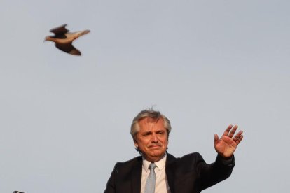 El presidente argentino Alberto Fernández saluda desde la terraza de la Casa Rosada.-EFE