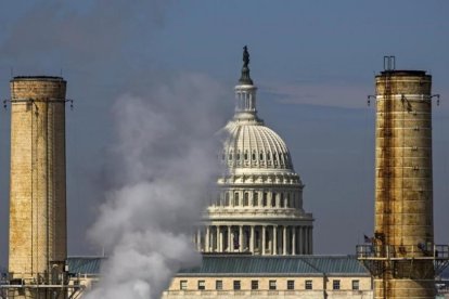 Humo emitido por una fábrica junto al Capitolio en Washington, en el 2014.-EFE / JIM LO SCALZO