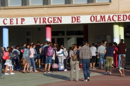 Alumnos de Ólvega a la entrada del colegio Virgen de Olmacedo en una imagen de archivo. HDS