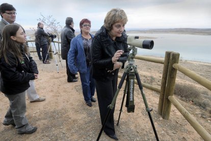 María Jesús Ruiz observa alguna de las aves del embalse ante la mirada de los técnicos de Patrimonio y la alcaldesa de Monteagudo,  Manuela Pinilla. / ÚRSULA SIERRA-