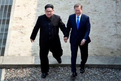 El líder de Corea del Norte Kim Jong-un con el presidente de Corea del Sur Moon Jaein en la línea fronteriza de los dos países durante la histórica cumbre.-AP