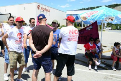 Tr abajadores de Norma en una protesta ante la fábrica. / A.M.-