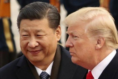 El presidente de China, Xi Jinping, y de EEUU, Donald Trump, durante un encuentro en Pekín.-ANDREW HARNIK (AP)