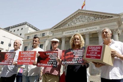 Activistas y familiares de enfermos en la entrega de más de un millón de firmas a favor de despenalizar la eutanasia en el Congreso, el pasado mes de junio-DAVID CASTRO