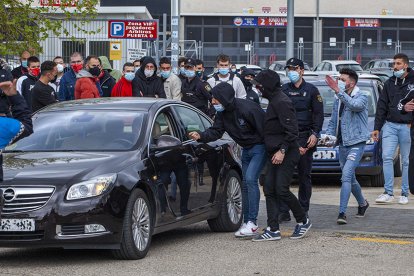 Los incidentes del domingo podrían tener consecuencias con la expulsión de varios aficionados del campo. M. TEJEDOR