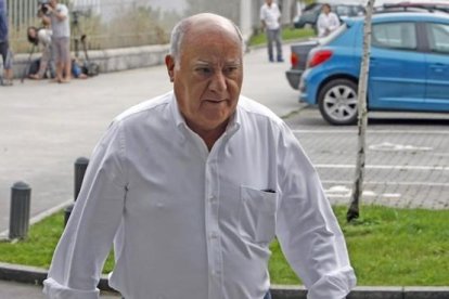 Amancio Ortega, en una de sus escasas apariciones públicas, en el 2013.-EFE / CABALAR