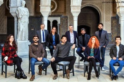 Presentación de la serie 'La peste', este martes en Sevilla: delante, Lupe del Junco, Manolo Solo, Pablo Molinero, Patricia López y Sergio Castellanos; y detrás, José Antonio Félez, Rafa Cobos, Domingo Corral, Alberto Rodríguez y Paco León.-MOVISTAR+